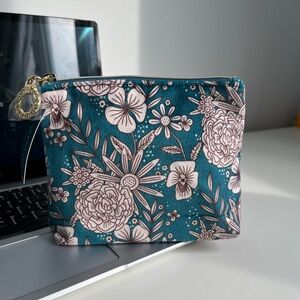 3/15$ Estée Lauder Makeup bags